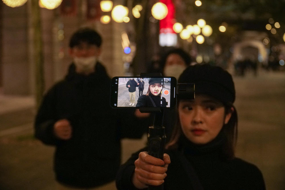 莊雨潔化身導演！信義商圈自導自演拍MV 「接力奔跑身影」全入鏡