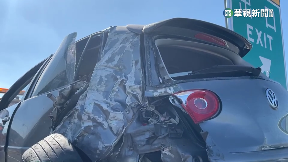 轎車故障停槽化線　女駕駛查看遭聯結車追撞亡