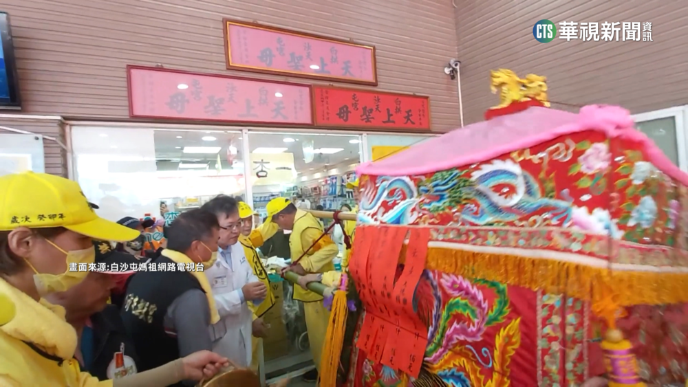 白沙屯媽鑾轎停醫院撞玻璃　指示匾額要換位