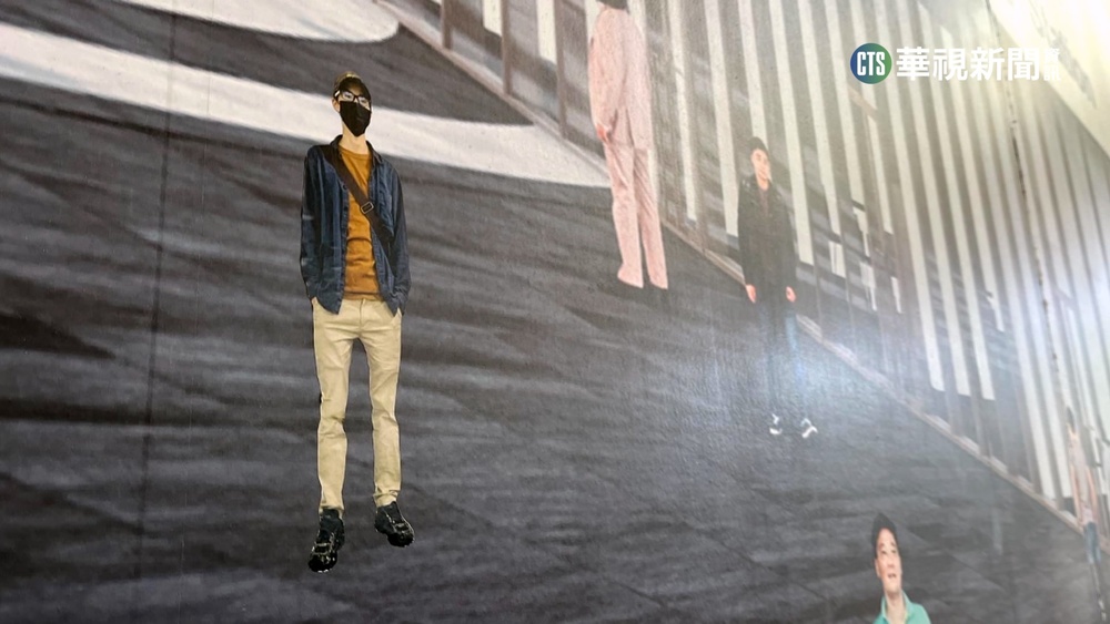 高雄車站佈景牆「多1人」　男子自拍照掀熱議