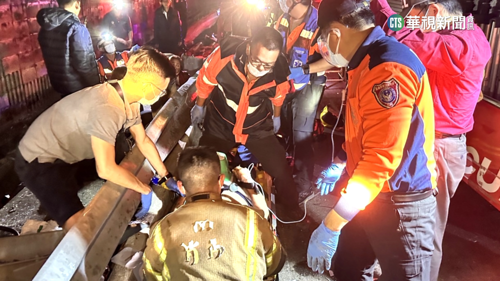 國三白河段休旅車自撞護欄　6移工送醫1命危