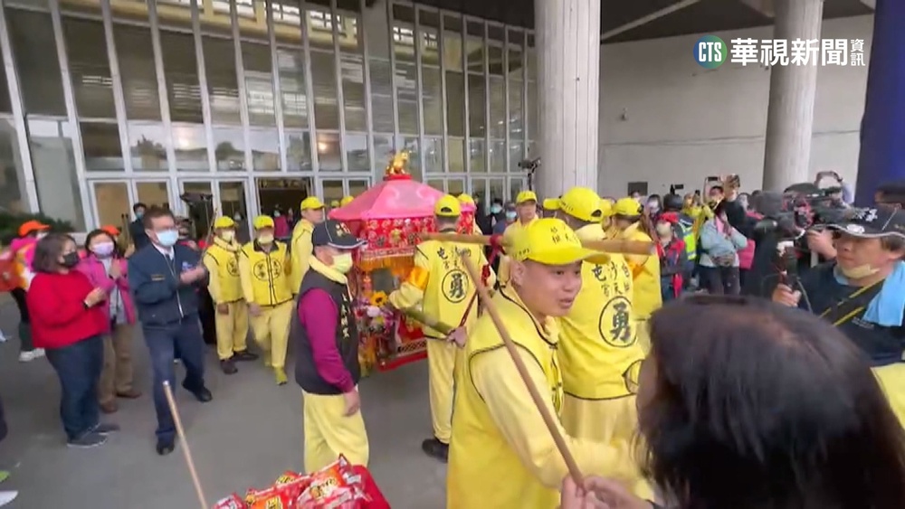 白沙屯媽祖停駕彰縣府　信徒搶鑽轎底爆推擠