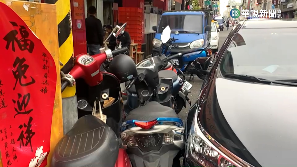 清晨太冷？高雄7旬翁開車突昏厥　撞6機車不治