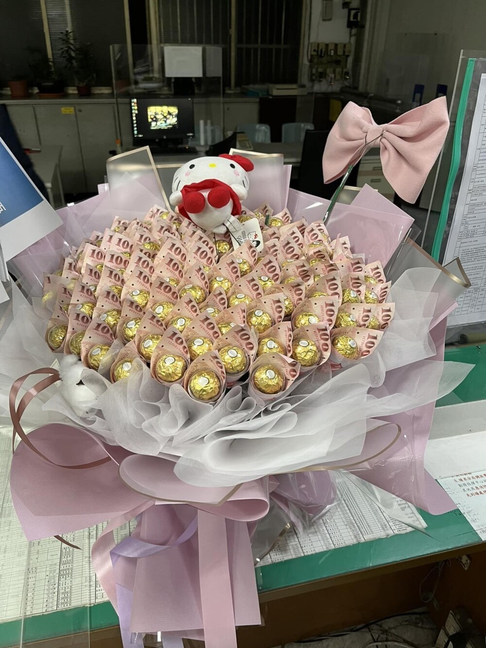 情人節撿到「百鈔金莎花束」 網：又多一個傷心人 失主今早落寞取回