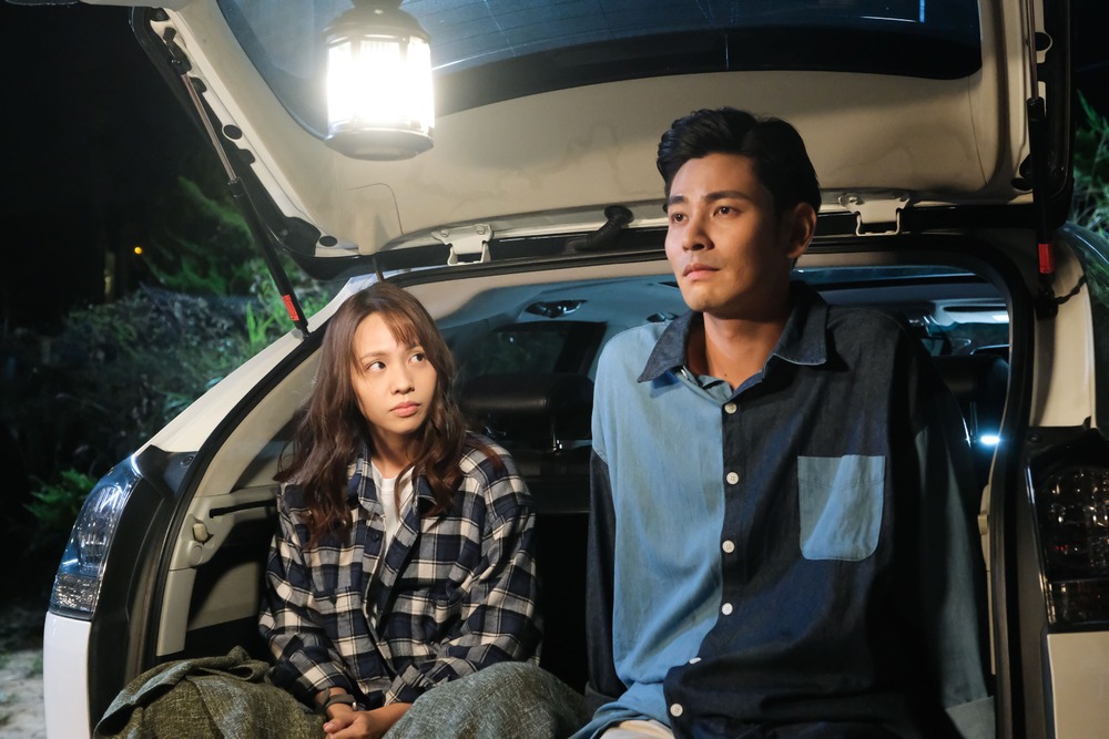 張耀仁背後抱不捨黃姵嘉 「我愛妳，再見」捧臉含淚吻別