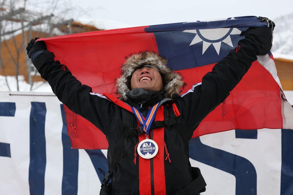 十年後二刷仍勇奪徒步組第3名！陳彥博驚人毅力　失溫感冒照秀地板動作慶祝