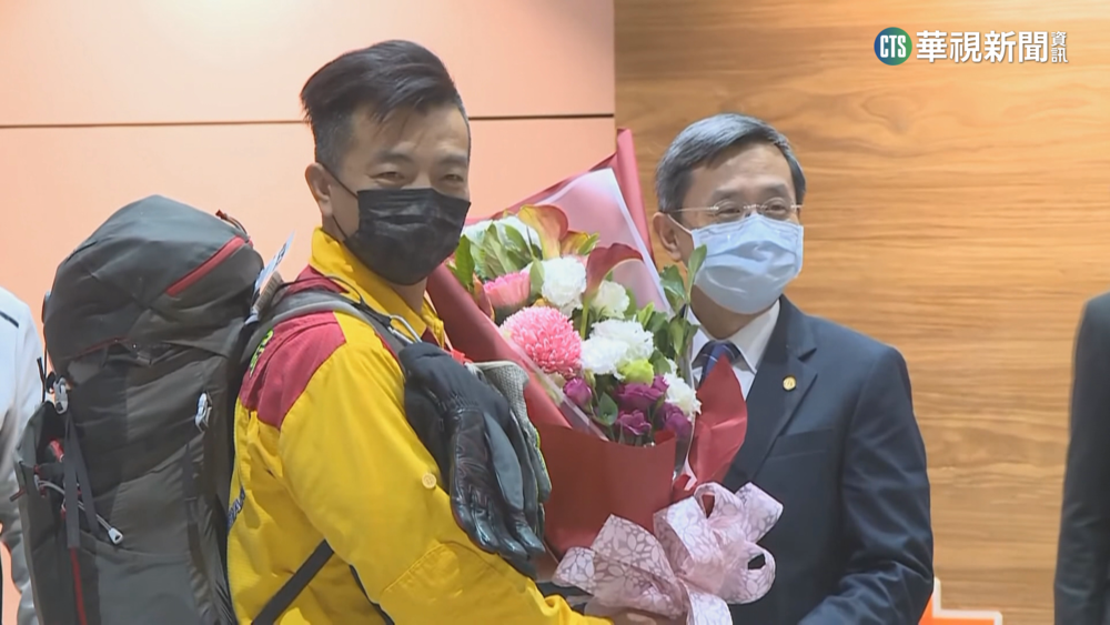 台搜救隊130人5犬抵台　家屬激動落淚相擁