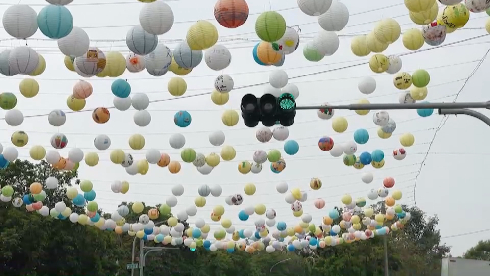 屏東燈籠裝置藝術"擋號誌" 鄉公所獲報拆除