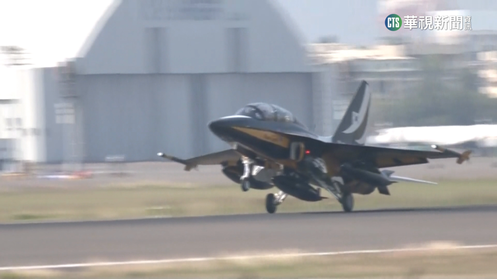 韓黑鷹表演機隊降落高雄 軍事迷一飽眼福