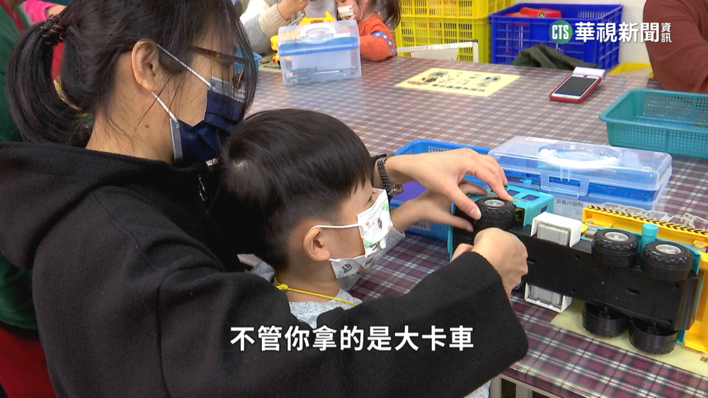 玩具醫生「看診」　神手讓廢棄玩具重獲新生