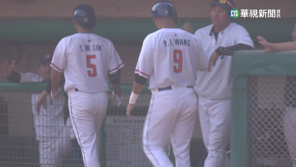 中華隊對決台鋼雄鷹 張育成炸裂兩分砲!