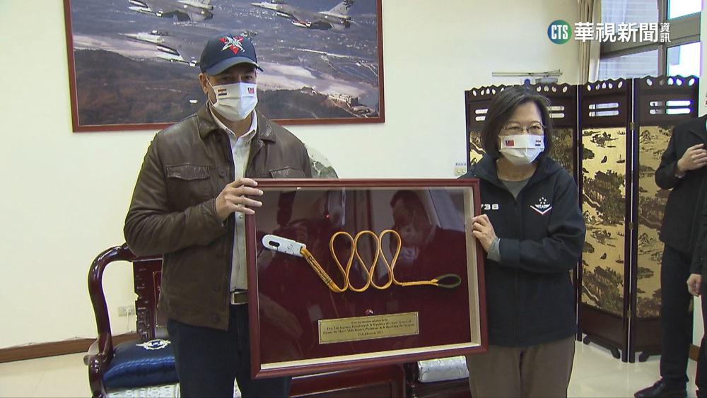 總統偕同巴拉圭總統阿布鐸 視導花蓮空軍基地