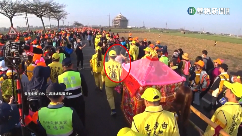 日女主持衝白沙屯進香 獲邀體驗扛媽祖鑾轎