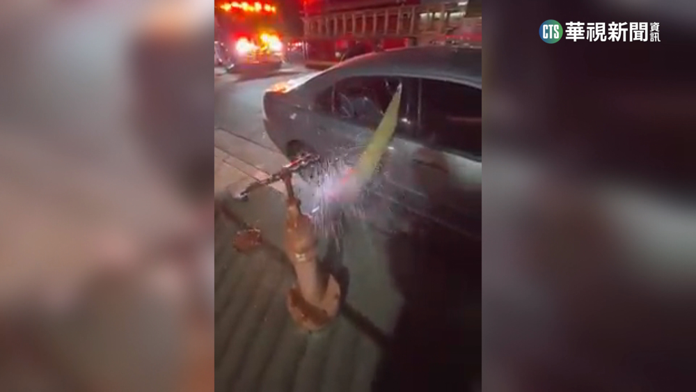車違停消防栓旁 消防擊破車窗拉水帶急救火