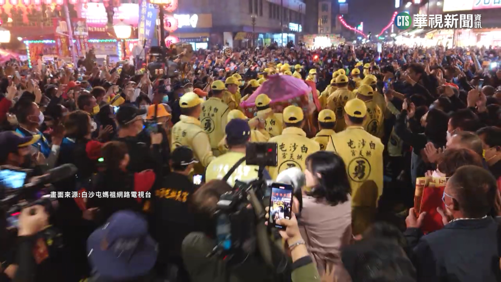 媽祖回鑾夜行軍8小時走30多公里　香客腳貼藥膏