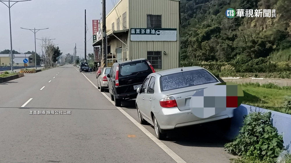 竹縣奇景！　不想超線被檢舉　斜停車開上護欄