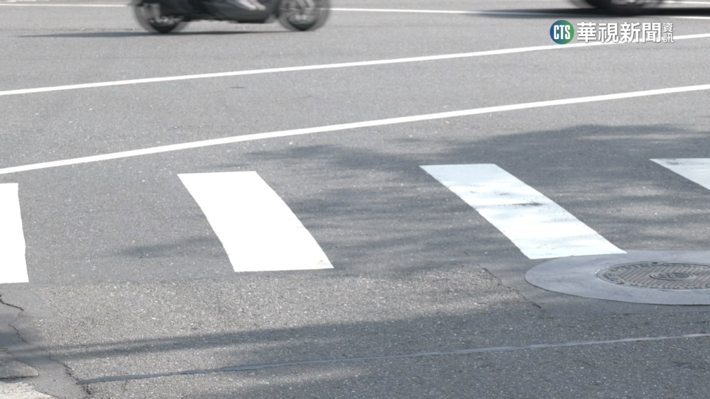 行人地獄？　轎車轉彎撞人　行人未踩斑馬線也違規