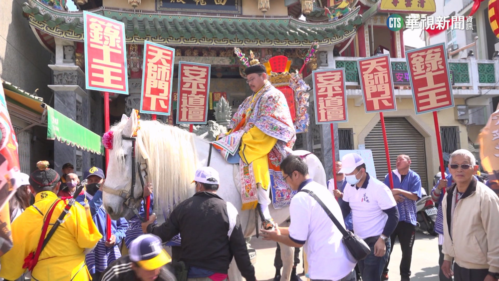 40年頭一回！　台南父子完成登刀梯騎白馬巡香