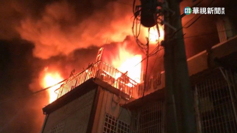 新化民宅3樓神明廳起火延燒　警消破門搶命