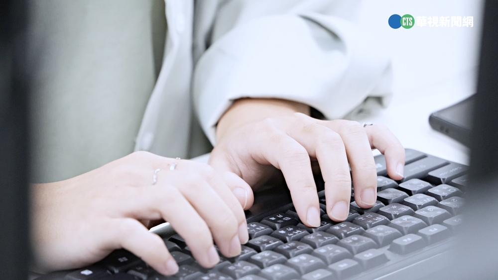 用手機「打報告」 讓他好奇「現在很多年輕人沒電腦？」引熱議