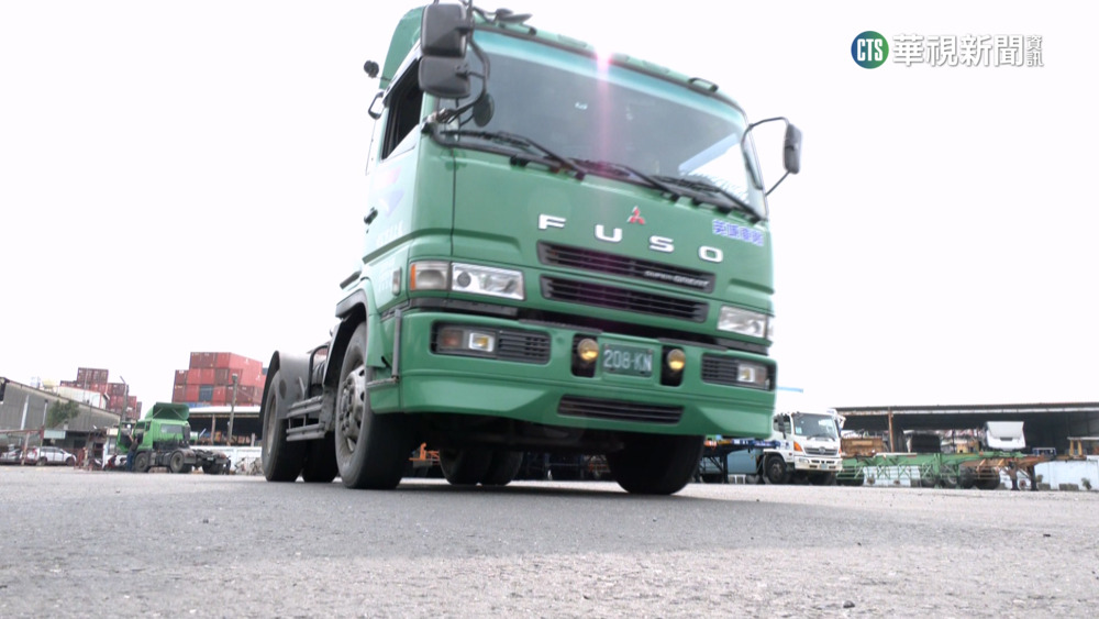 疑超車衝視線死角　騎士捲水泥車底悚輾亡