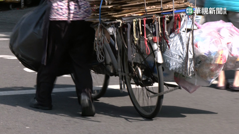 高雄拾荒婦誤拿2串衛生紙　遭告竊盜判賠18萬