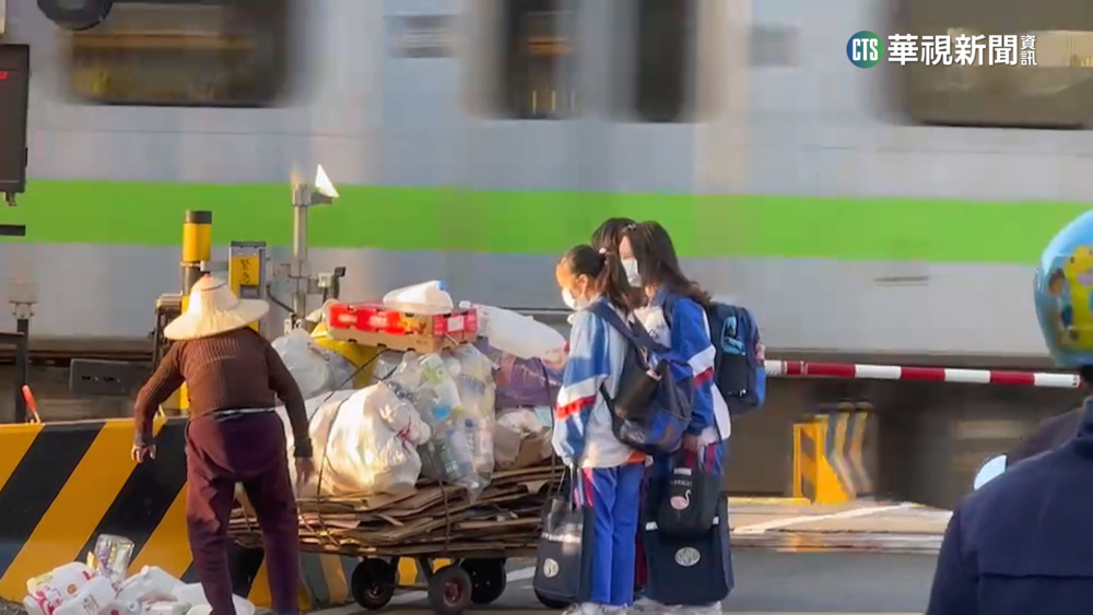 過平交道瓶罐掉滿地　4女推車救拾荒婦一命