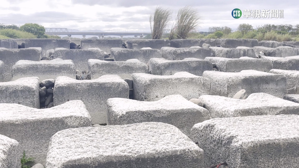 新竹缺水嚴重　頭前溪豆腐岩成「豆腐乾」