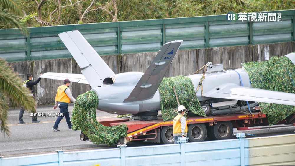 騰雲無人機測試　滑行失控撞草坪.機身受損