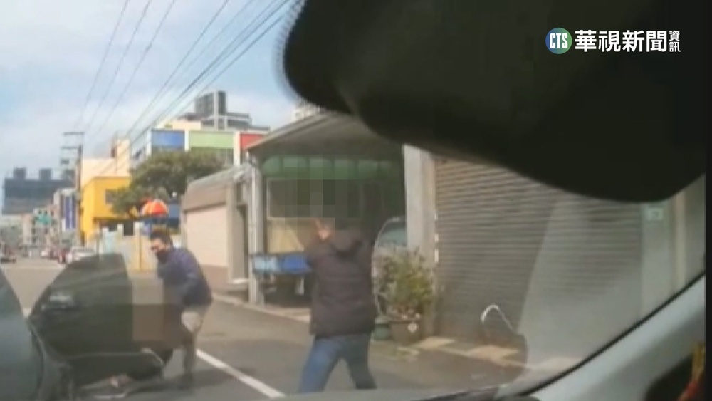 毒犯拒捕衝撞警遭壓制　搜身驚見「已上膛手槍」