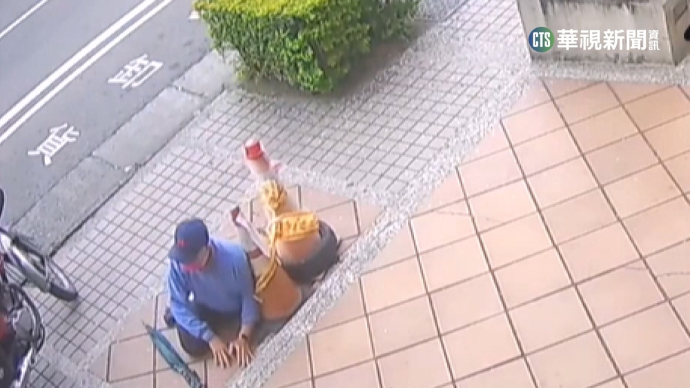 人行道孔蓋破裂「吞人」　2行人接連摔坑內受傷