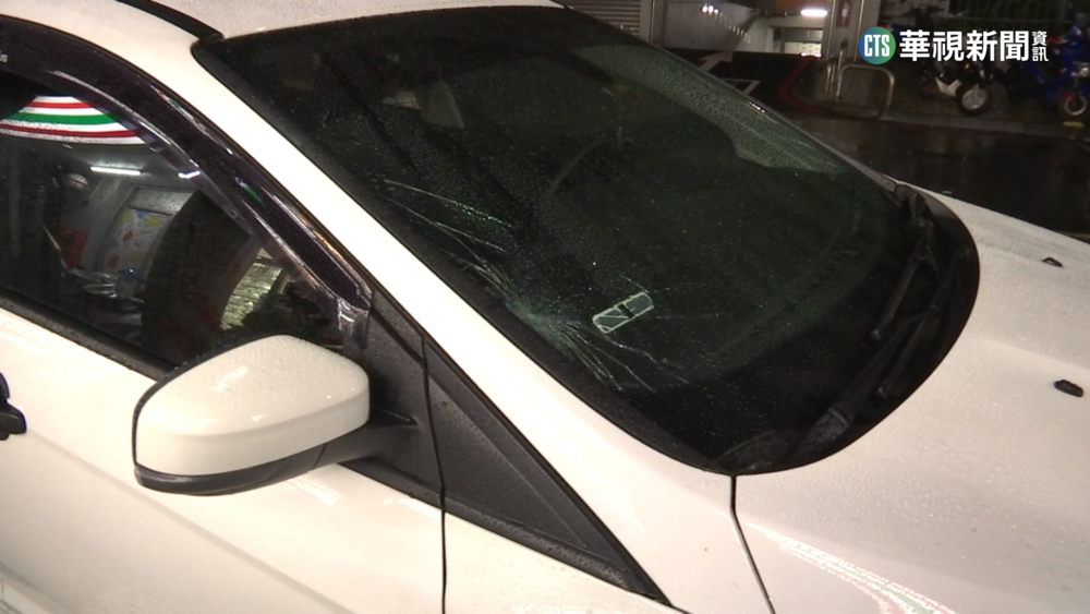 深夜聊天聲音大　疑遭大樓住戶丟玻璃瓶砸車