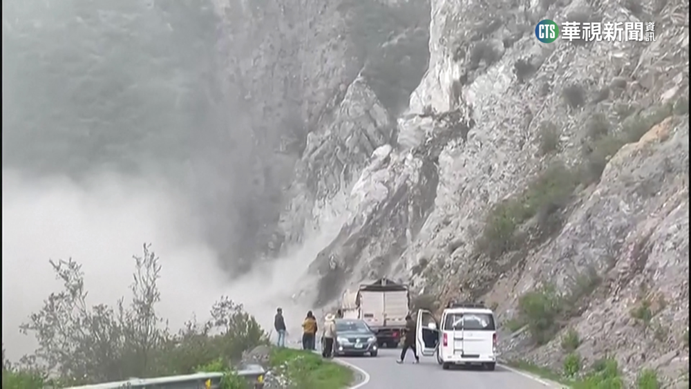 生死一瞬間！　秘魯公路山崩.大量巨石滾落