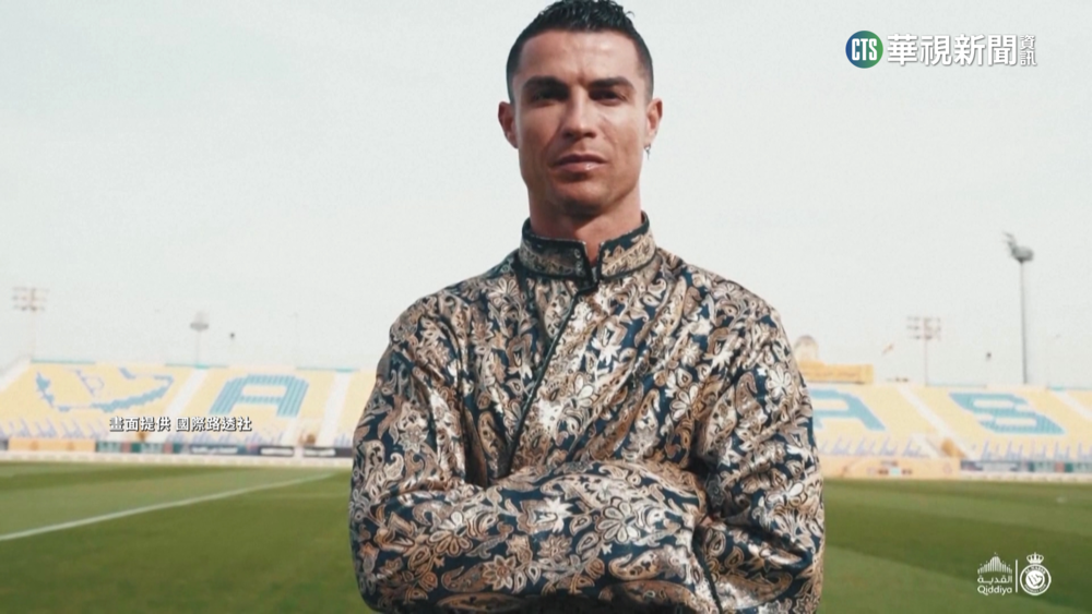 C羅入境隨俗！　穿沙國傳統服飾慶「建國日」