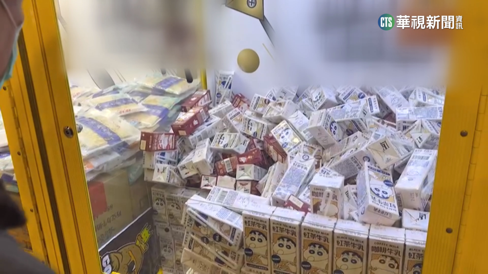 夾娃娃機店轉型夾零食　有吃有玩吸引人潮