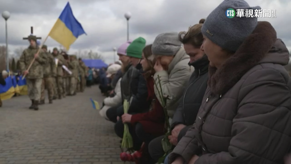 無數烏軍戰死沙場　志工不辭辛勞送最後一程
