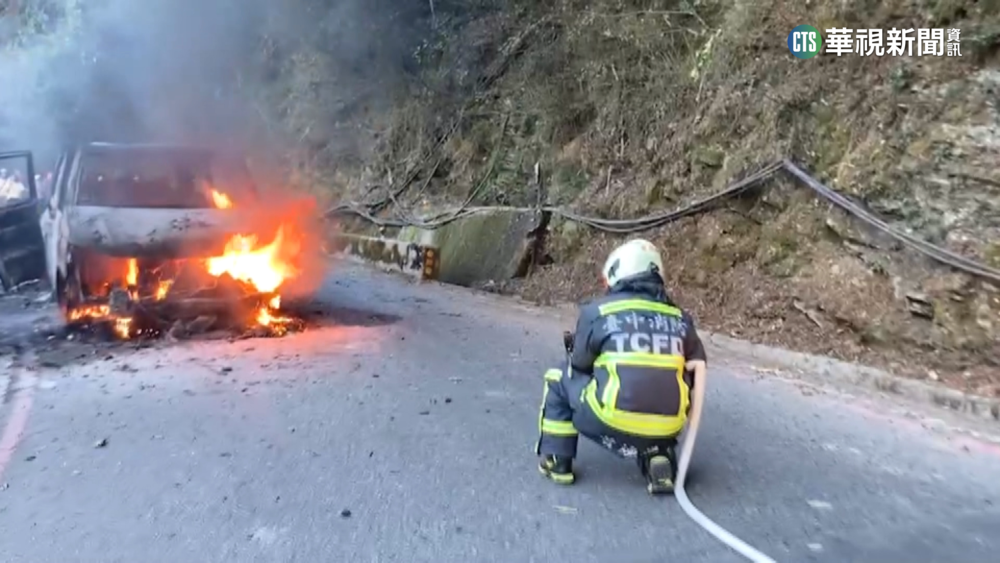 武陵賞櫻火燒車　廂型車突自燃.8遊客驚險逃命