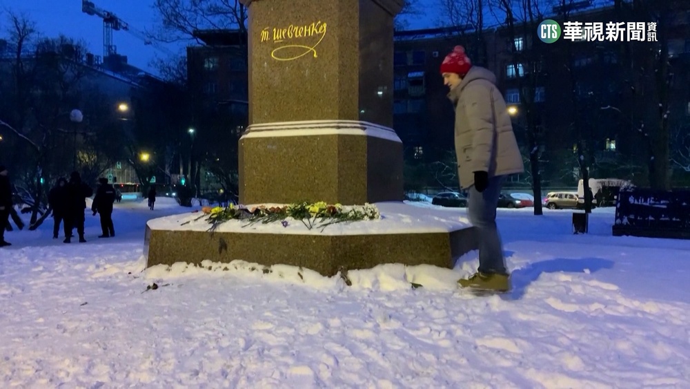 俄人獻花悼逝去烏人　遭俄警當場逮捕