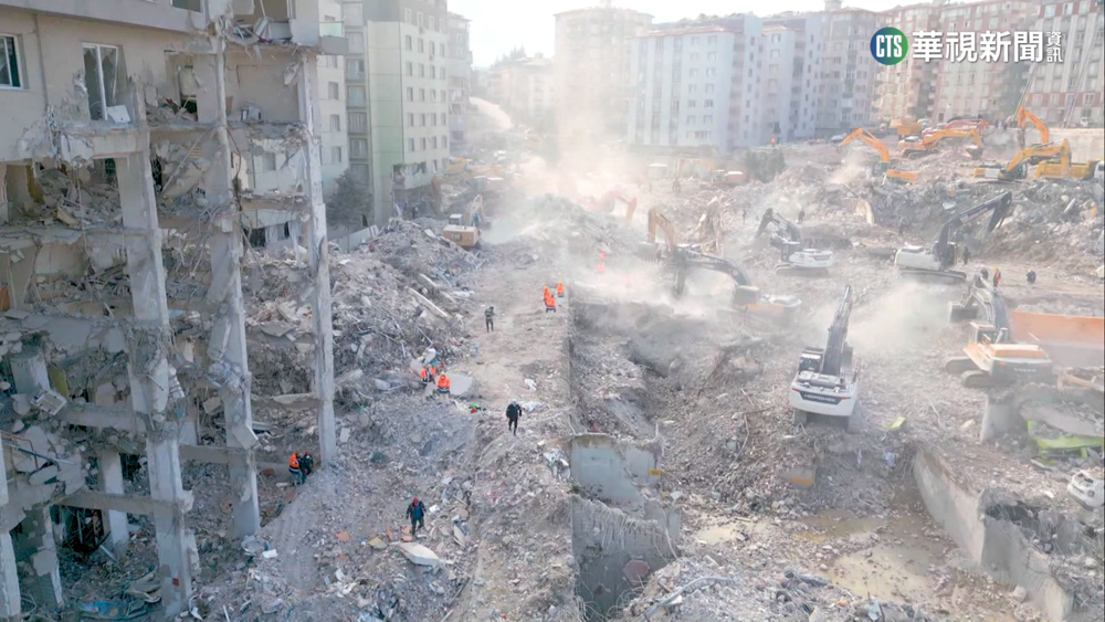 強震逾5萬死　敘利亞徒手挖廢墟.土國令1年內重建