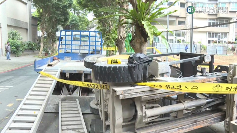 堆高機開上貨車突翻覆　駕駛遭重壓送醫不治