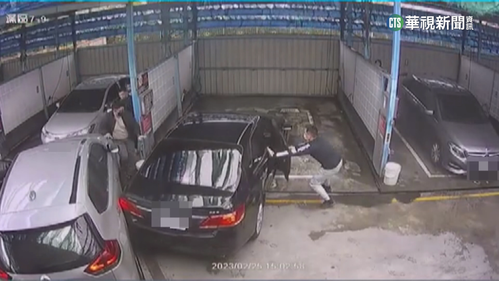 洗車場大盜半夜偷錢　同夥藏毒拒捕衝撞警車