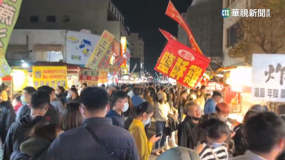 228連假人潮湧嘉義夜市　網笑：火雞在劫難逃