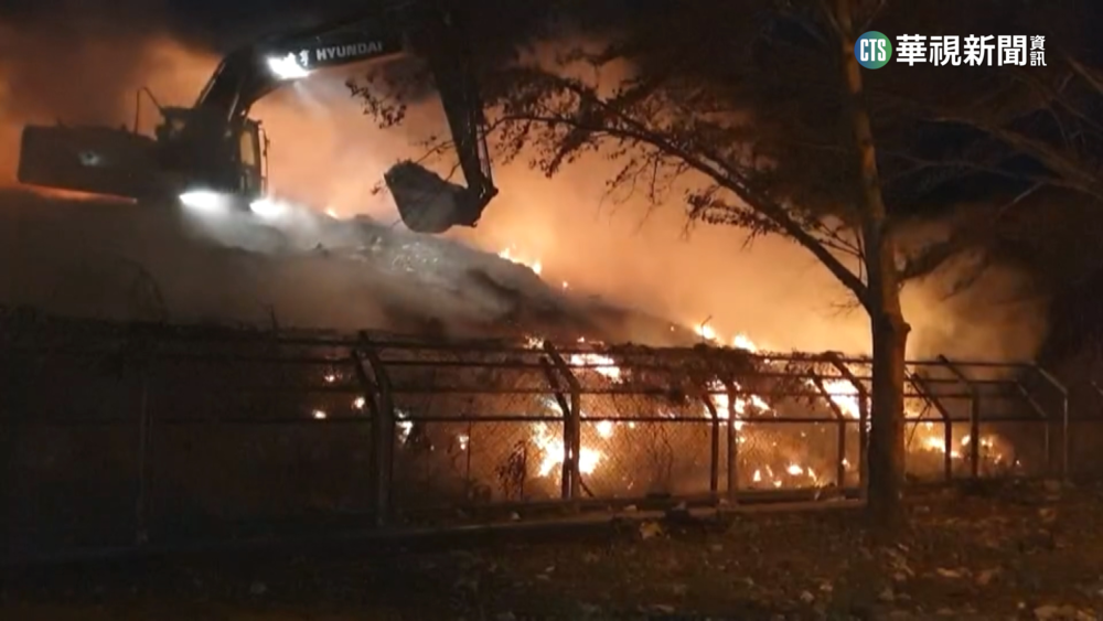 5層樓高垃圾山持續悶燒　惡臭漫延住戶難忍