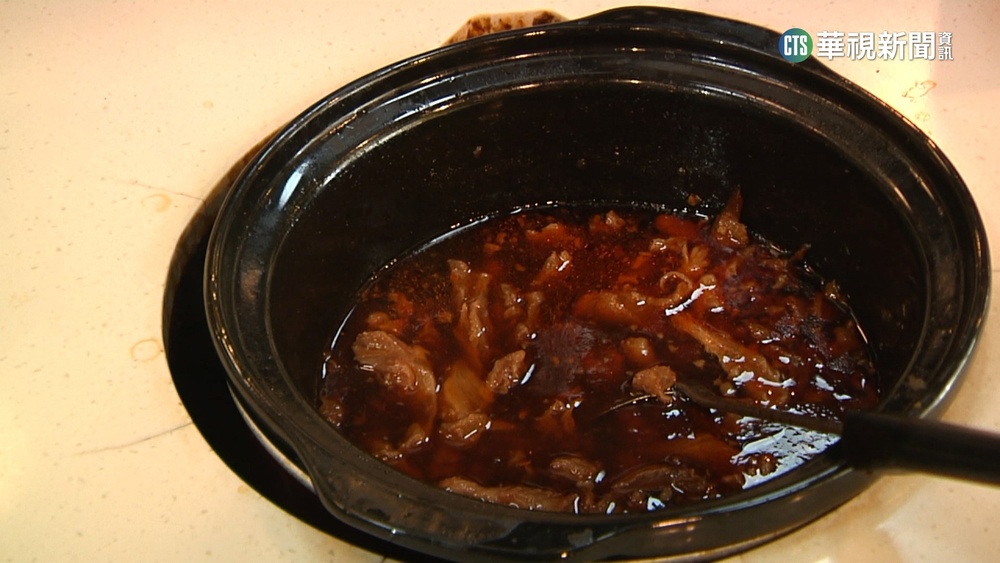 女客私匙撈公共區湯汁　吃到飽火鍋惹議