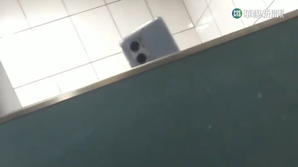 偷拍狼出沒！　汐止火車站如廁驚見「半顆頭」