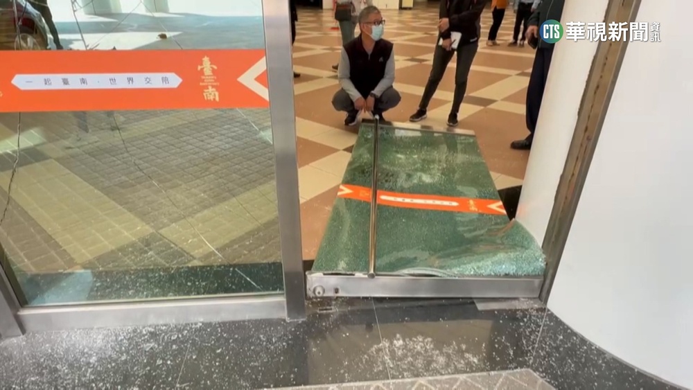 砸毀台南市府大門玻璃　毒品前科男當場被逮