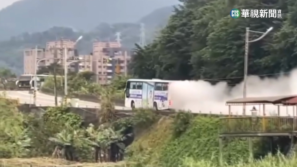 客運沿途冒白煙　渦輪增壓器故障急送廠維修