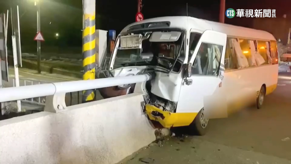 竹科巴士自撞橋墩8傷 悚!車頭遭橋墩「剖半」