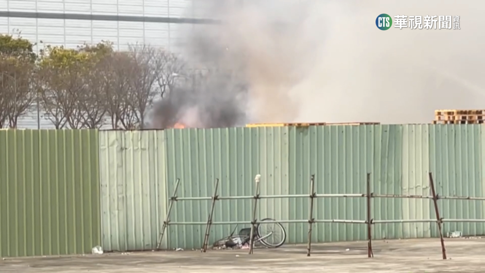 台南市新市區不明原因起火　濃煙影響台南.高雄空氣品質