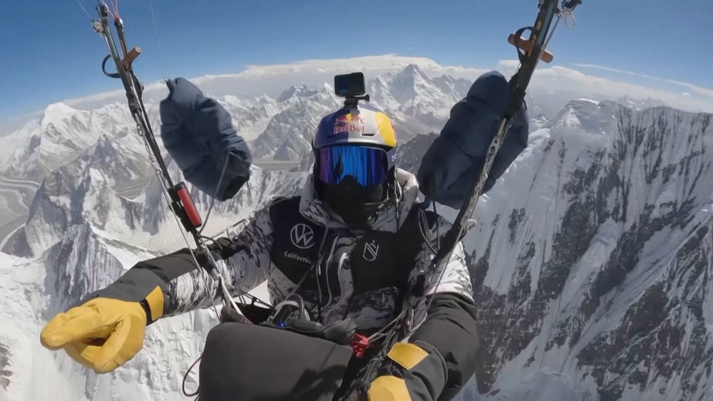 挑戰高山飛行　滑翔傘好手首次飛越K2峰